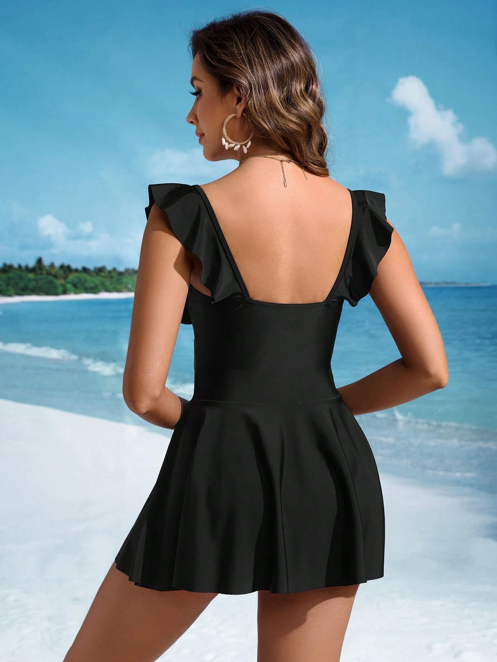 Traje de baño negro con volantes y escote cuadrado vista frontal en playa
