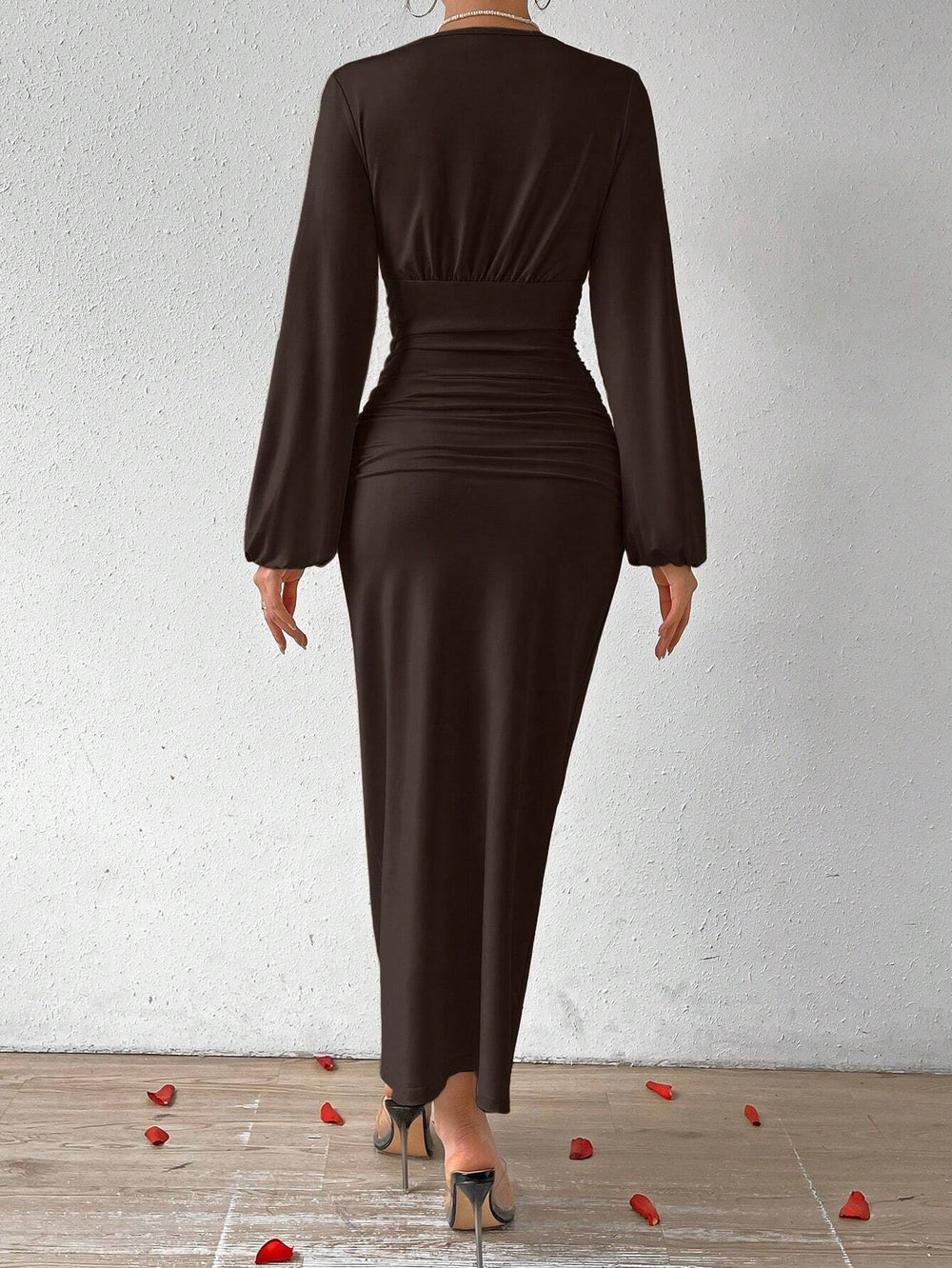 Vestido largo café elegante fruncido vista frontal