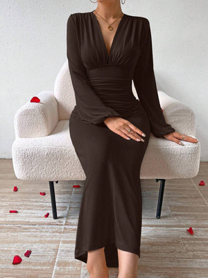 Detalle fruncido envolvente vestido elegante café