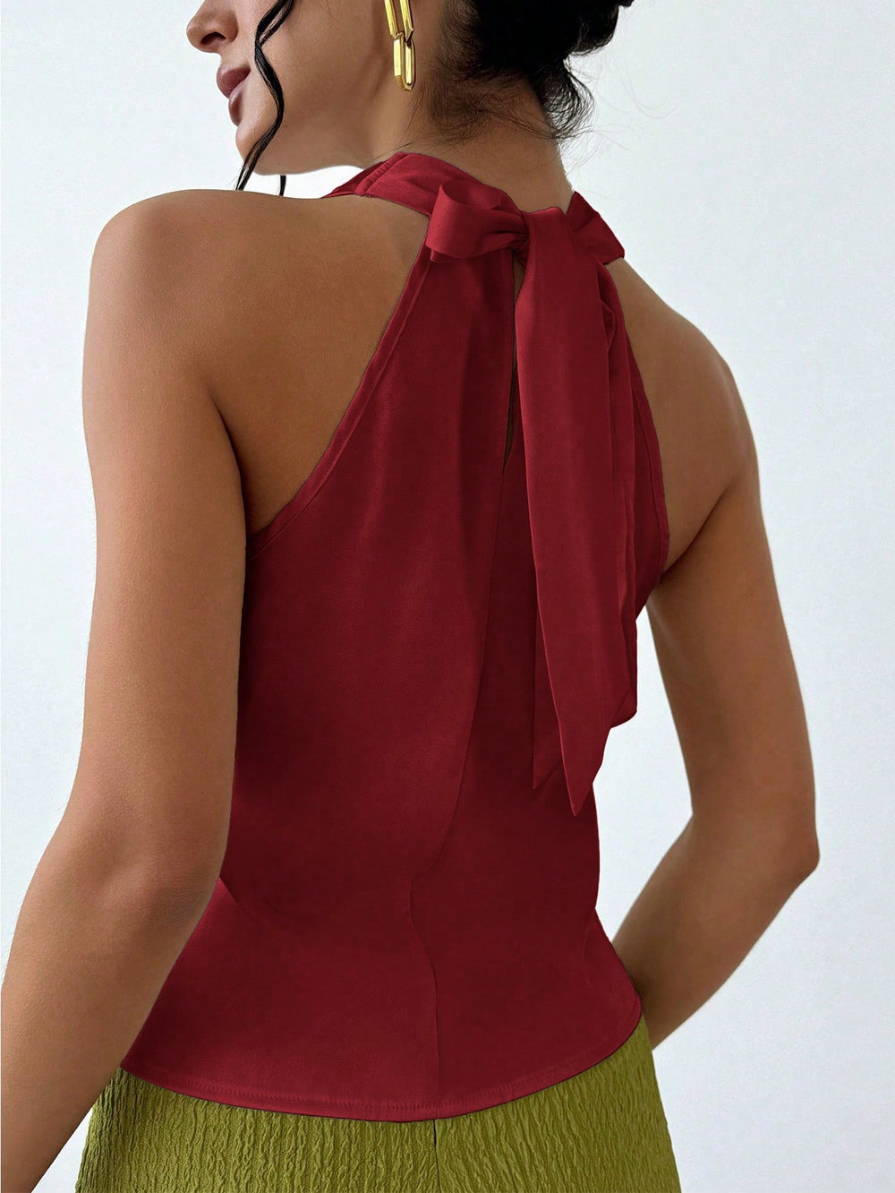 Top burdeos elegante de satén con escote halter, vista frontal