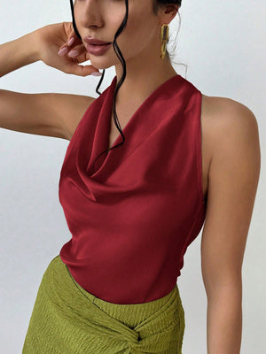 Top burdeos elegante con drapeado de satén, detalle lateral