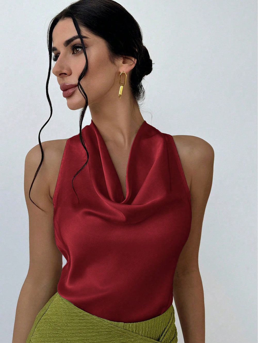 Top burdeos elegante de satén con escote halter, vista frontal