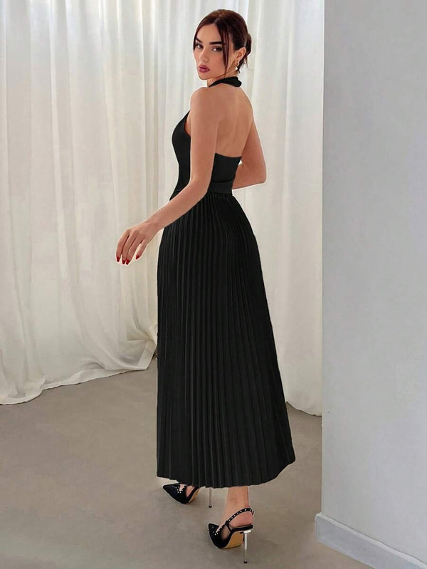 Conjunto negro halter con espalda descubierta y falda larga plisada
