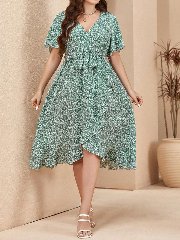 Detalle de las mangas con volante del vestido verde floral.
