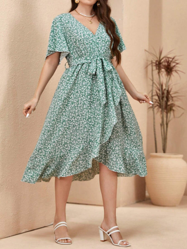 Vista lateral del vestido verde floral con cinturón y bajo con volante, resaltando el diseño bohemio.