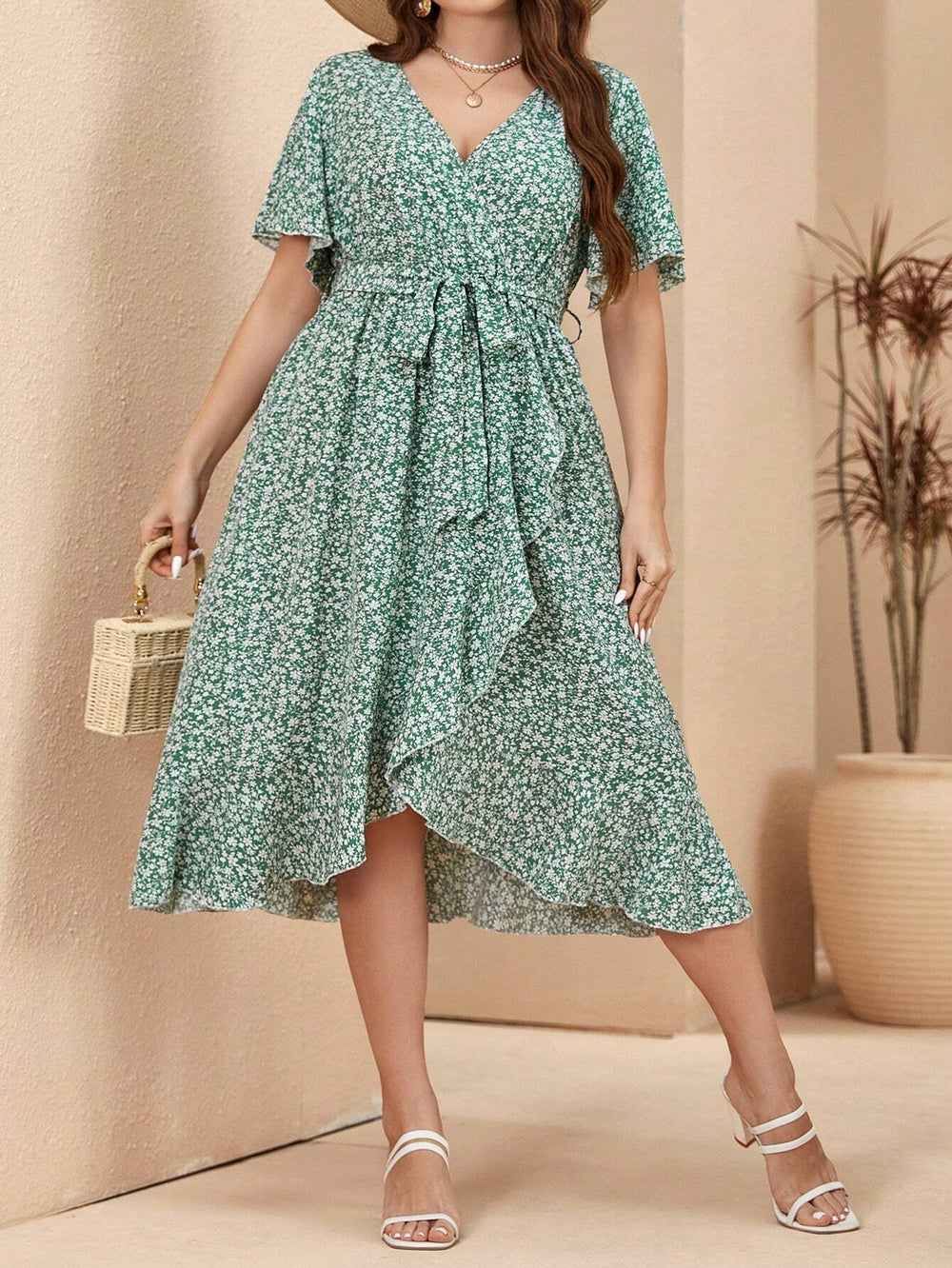 Vista del vestido verde floral con cinturón y bajo con volante, ideal para un look bohemio.