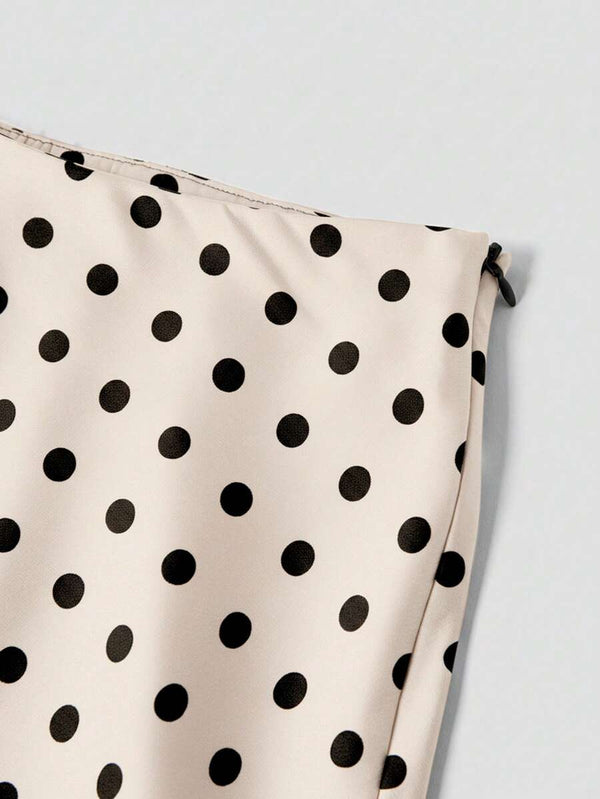 Vista del tejido y la caída de la falda A-line con estampado de polka dots.