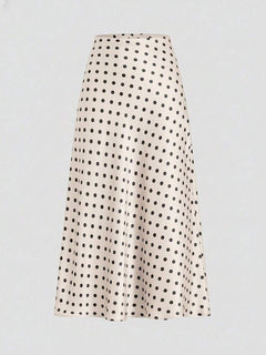 Falda midi color beige con estampado de lunares negros vista frontal.