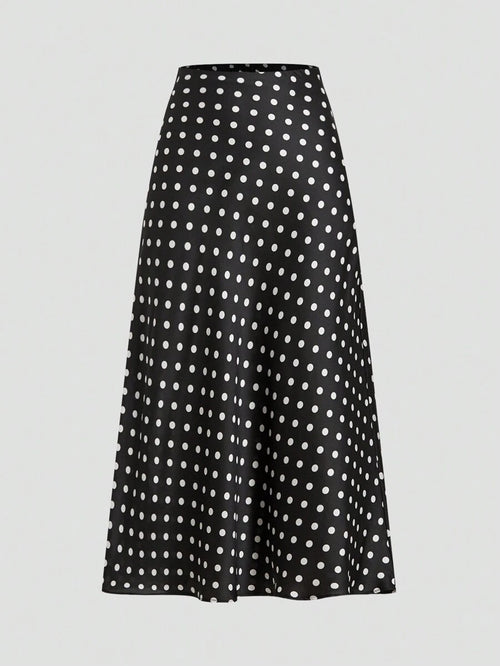 Falda midi negra con estampado de lunares blancos vista de frente.