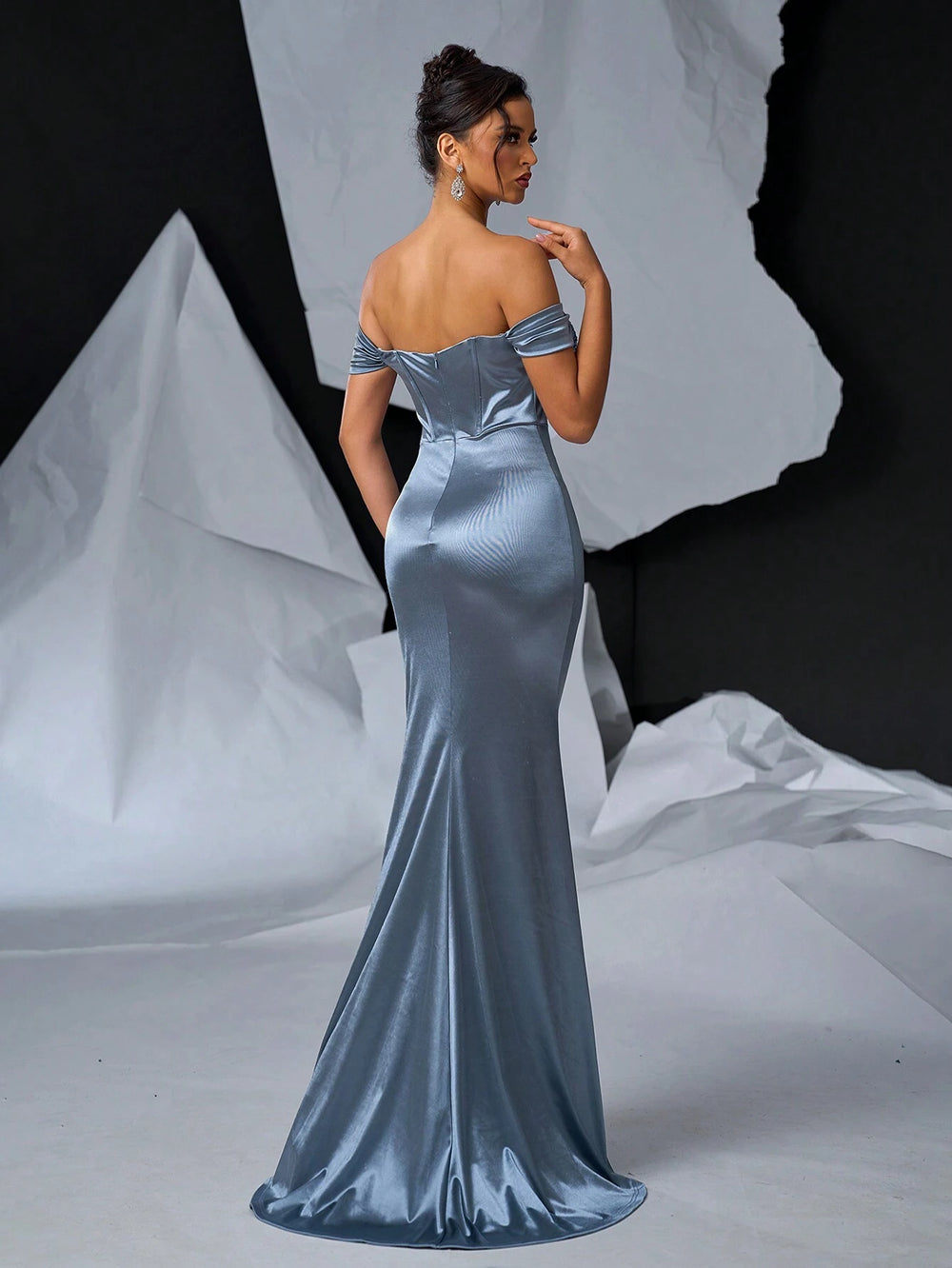 Vestido celeste de satén con lentejuelas en busto.