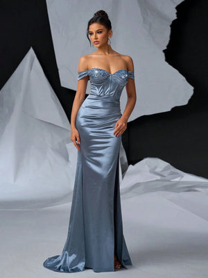 Vestido largo celeste con abertura alta lateral.