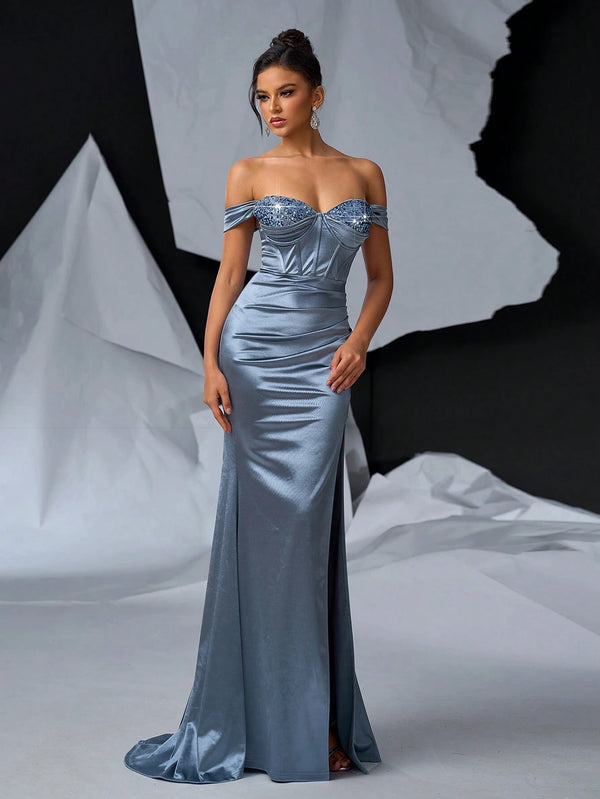 Vestido largo celeste con abertura alta lateral.