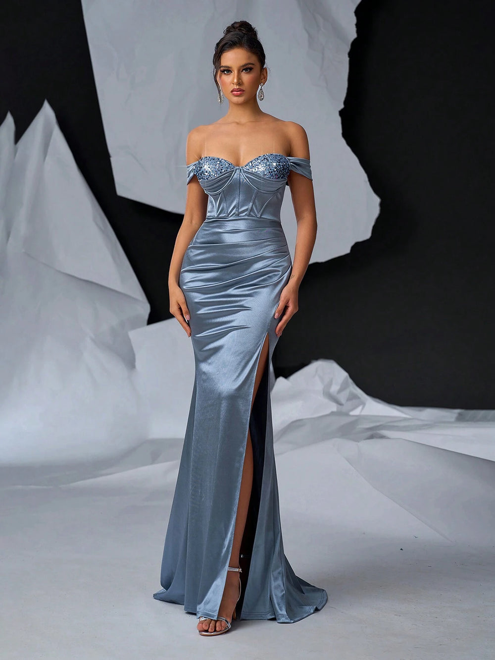 Vestido celeste de satén con lentejuelas en busto.