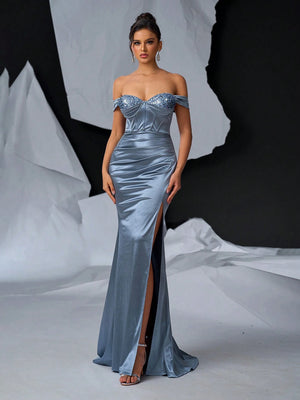 Vestido celeste de satén con lentejuelas en busto.