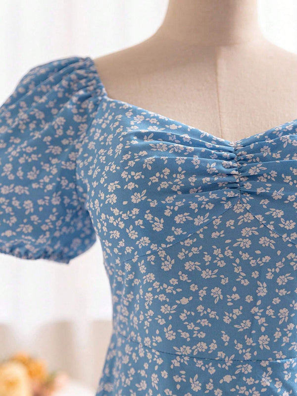 Detalle del escote corazón y diseño floral del vestido bohemio.