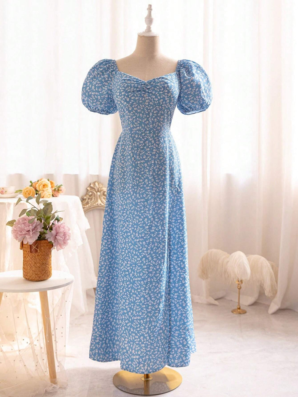 Vista frontal del vestido midi azul con estampado floral y manga farol.