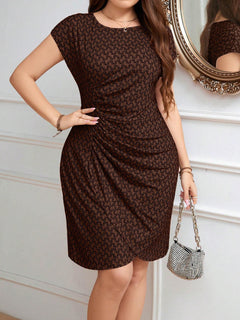 Vestido café integral envolvente ajustado con cuello redondo