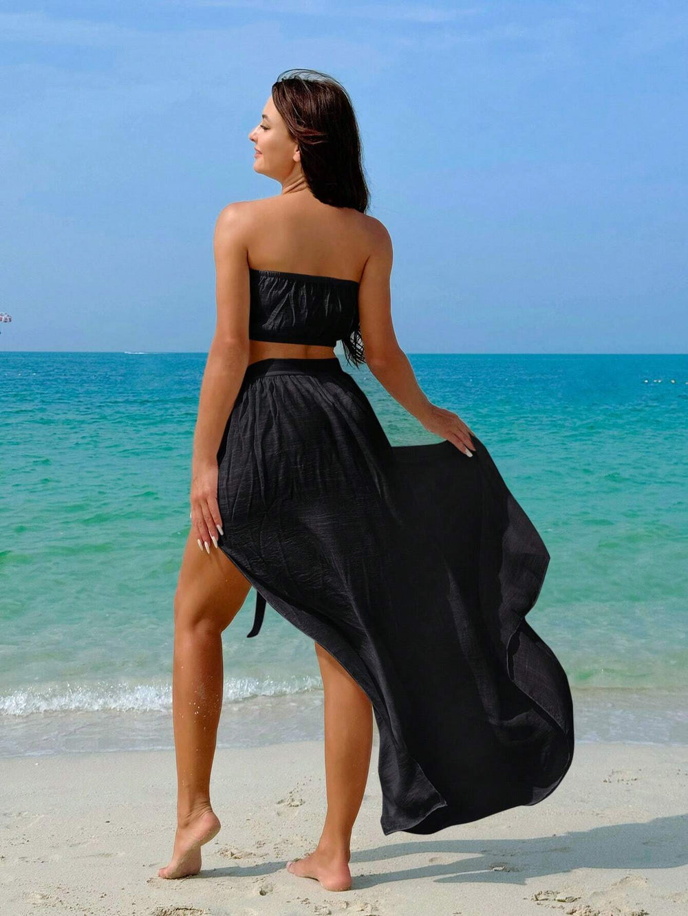 Set de Playa Texturizado Negro con Top Bandeau y Falda Anudada
