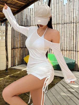 Vista de tres cuartos del vestido blanco de manga larga mostrando cómo se ajusta a la silueta.