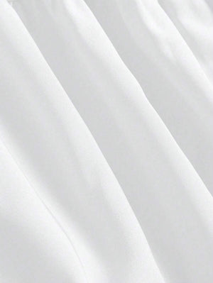 Primer plano de los volantes y la textura de la tela de la falda maxi blanca.