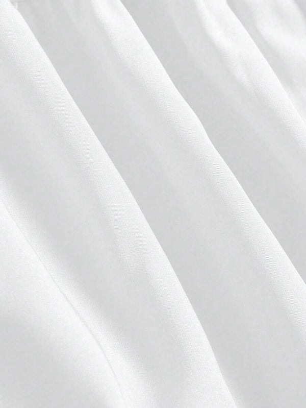 Primer plano de los volantes y la textura de la tela de la falda maxi blanca.