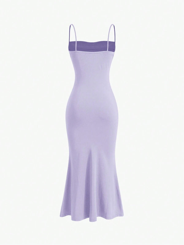 Vista trasera del vestido púrpura malva con corte sirena y espalda al aire.