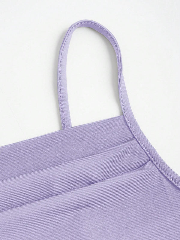 Detalle del tirante fino del vestido largo púrpura malva.