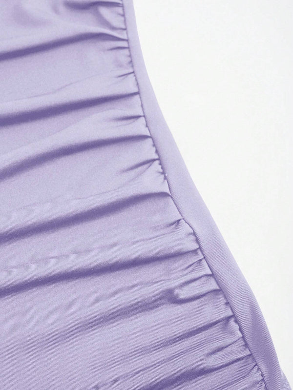 Primer plano del fruncido del vestido púrpura malva elegante.