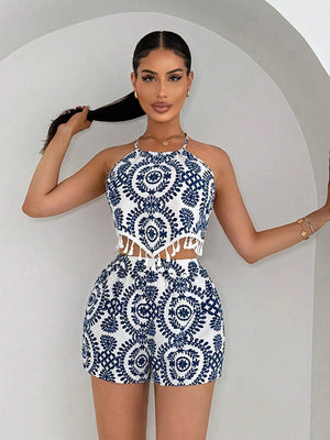 Mujer posando con set bohemio de dos piezas con top halter y short azul con blanco.