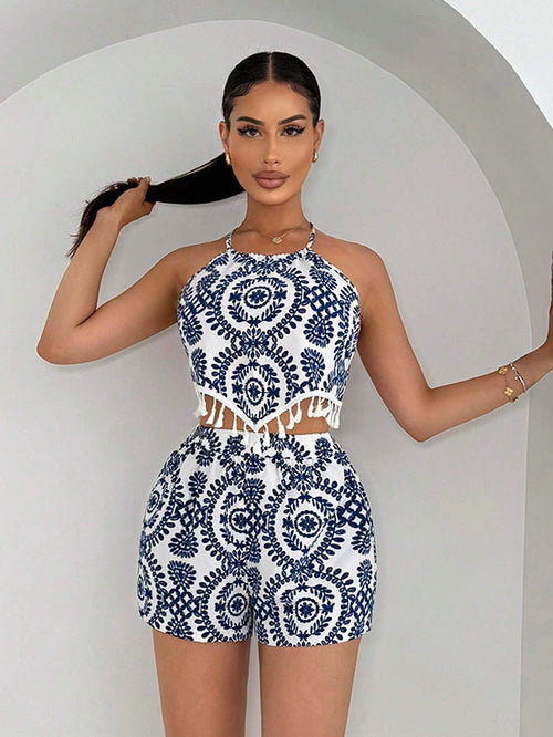 Mujer posando con set bohemio de dos piezas con top halter y short azul con blanco.
