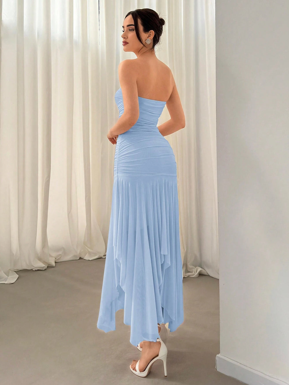 [Vista frontal del Vestido Largo Azul Fruncido con falda asimétrica.]