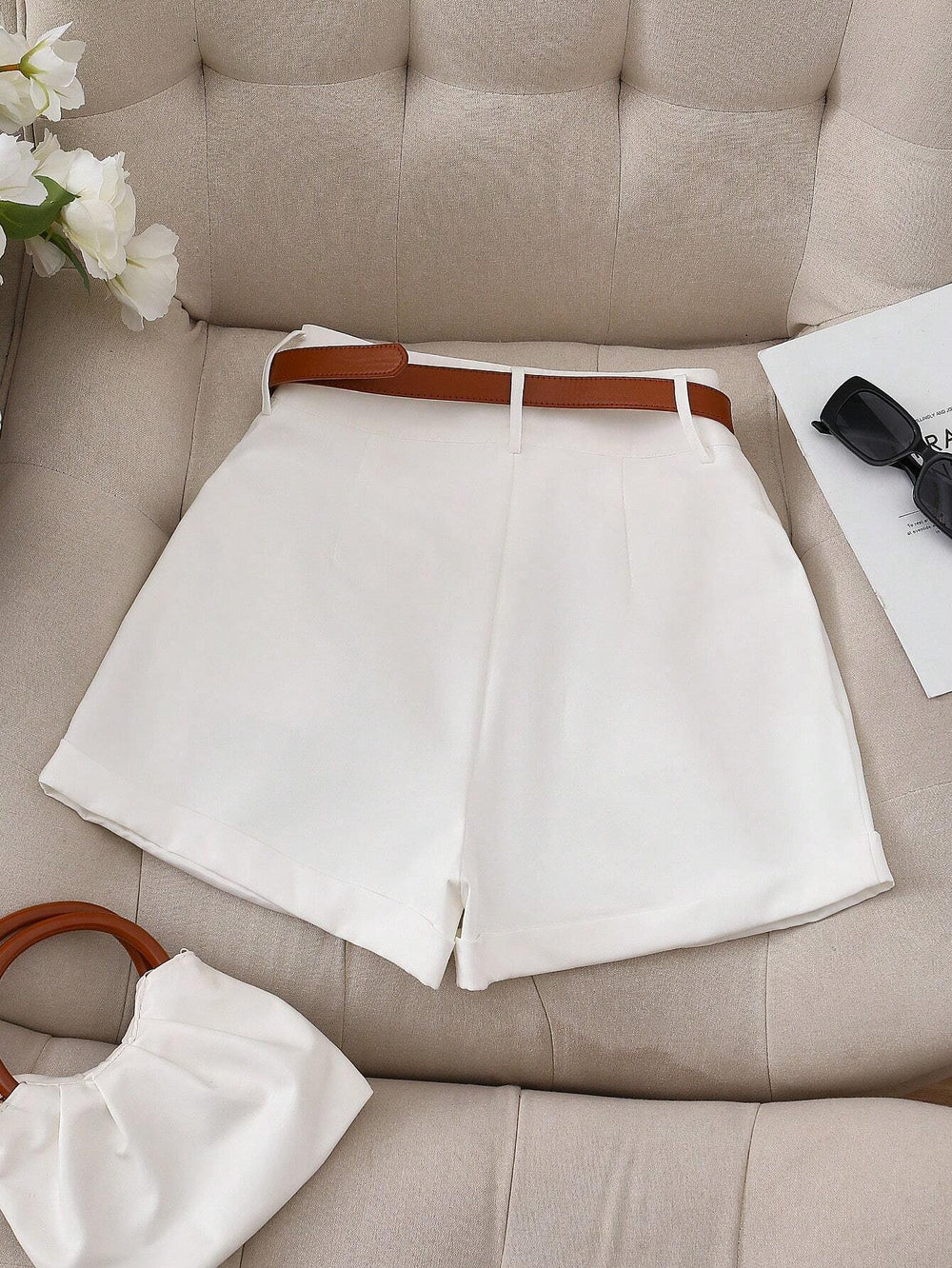 Short blanco de pierna ancha con cinturón, vista frontal