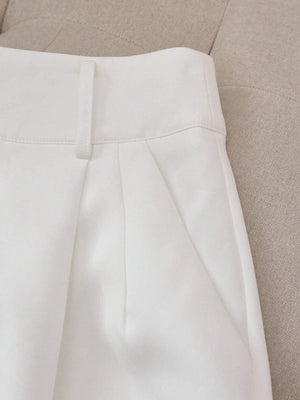 Detalle del tejido y confección del short blanco