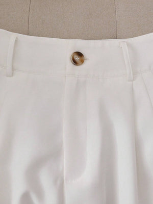 Detalle del cierre y cinturón del short blanco