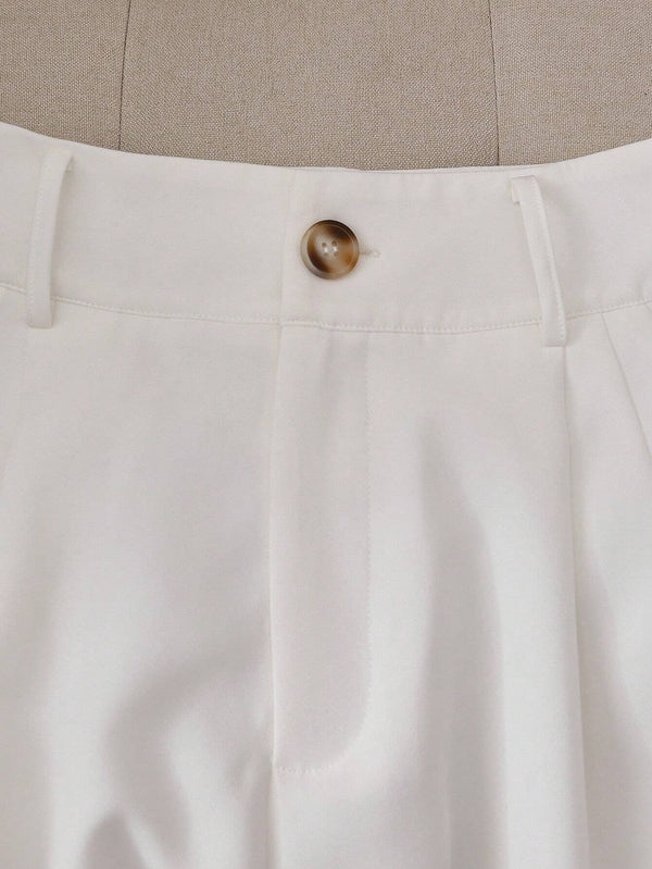 Detalle del cierre y cinturón del short blanco