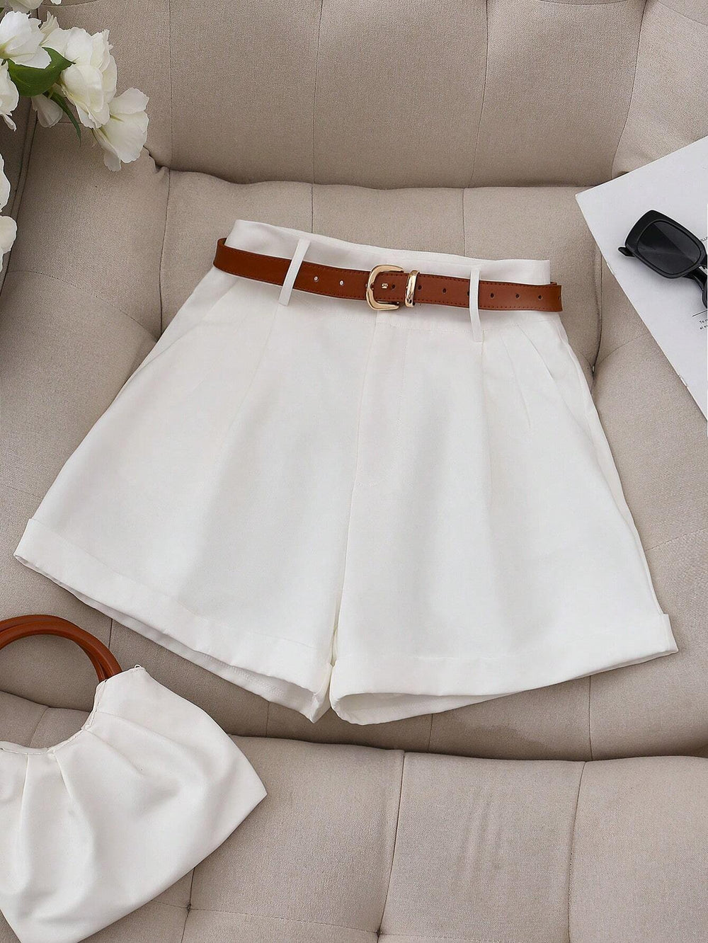 Short blanco de pierna ancha con cinturón, vista frontal