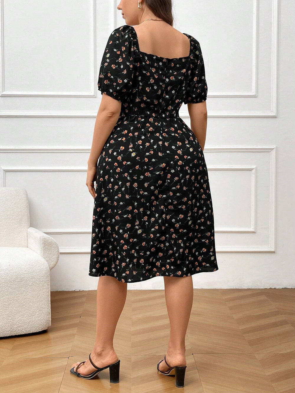 Mujer usando vestido midi bohemio con estampado floral y escote cuadrado.