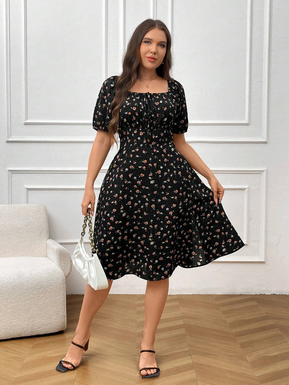 Mujer usando vestido midi bohemio con estampado floral y escote cuadrado.