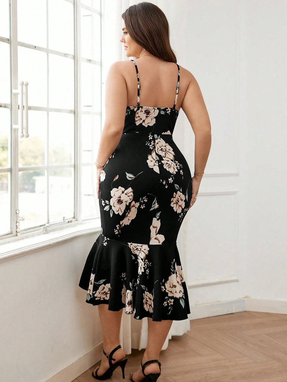 Vestido floral negro con corte sirena y escote en V.
