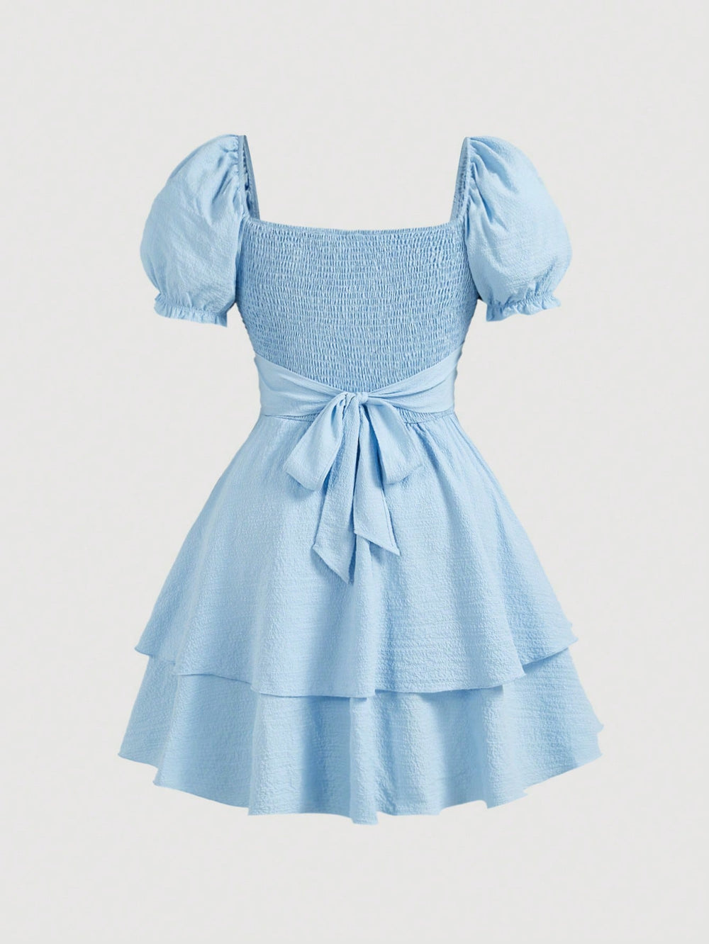 Vista frontal del vestido corto azul con mangas abullonadas de DAKARI.