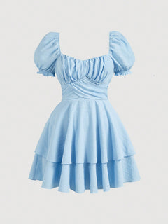 Vista frontal del vestido corto azul con mangas abullonadas de DAKARI.
