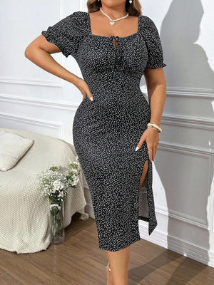 Mujer usando un vestido midi blanco y negro con estampado geométrico y abertura alta.