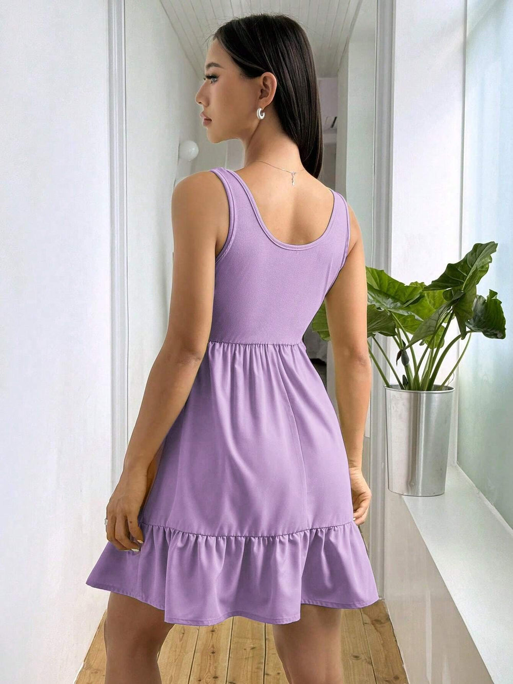 Vestido morado casual con bajo de volantes en vista frontal.
