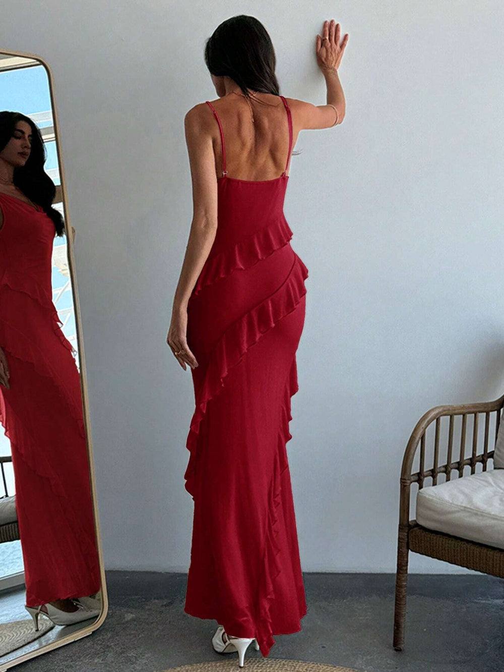 Vestido rojo largo con volantes y abertura lateral.