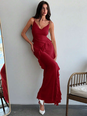 Vestido rojo de tirantes finos con corte ajustado.