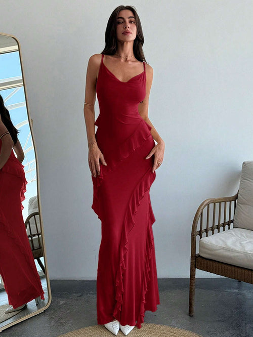 Vestido rojo largo con volantes y abertura lateral.