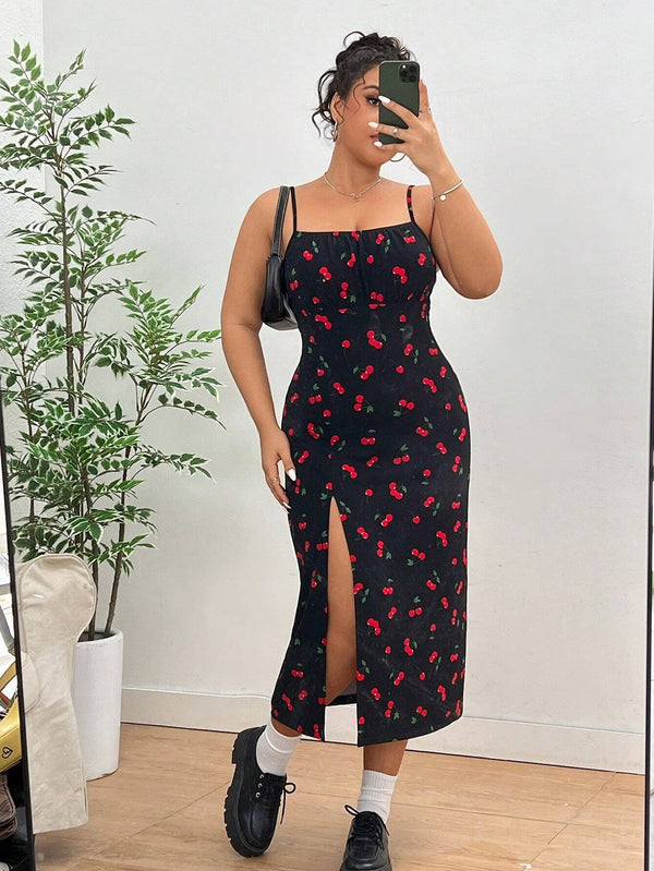 Detalle de la parte delantera del vestido midi de tirantes finos con estampado de cerezas.
