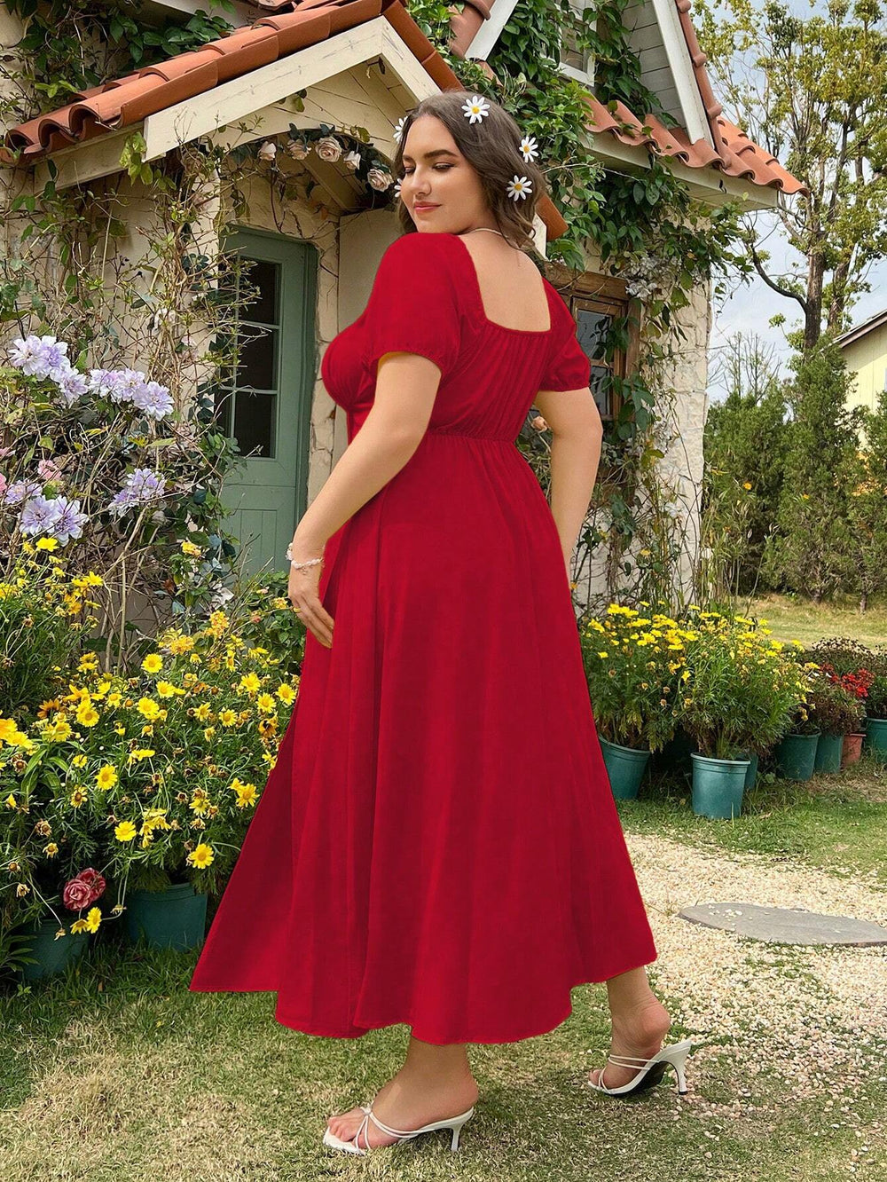 Vestido midi elegante rojo con abertura alta para mujer vista frontal.