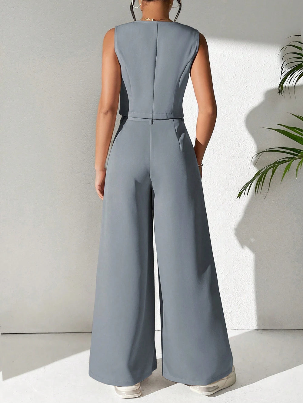 Conjunto Gris Elegante De Chaleco Y Pantalón Palazzo Con Pliegues vista frontal.
