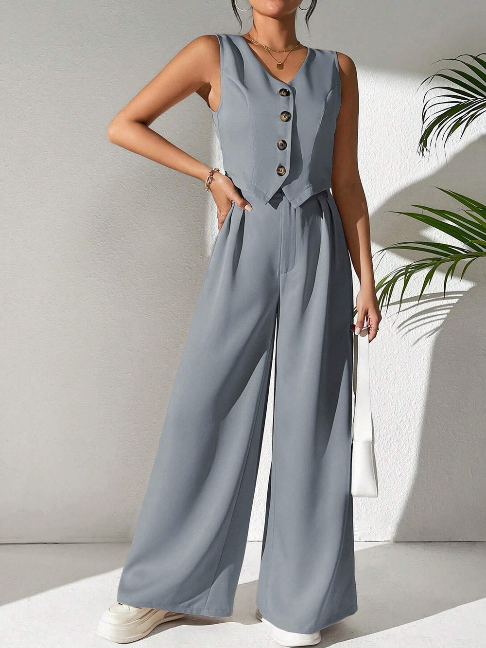 Conjunto Gris Elegante De Chaleco Y Pantalón Palazzo Con Pliegues vista frontal.
